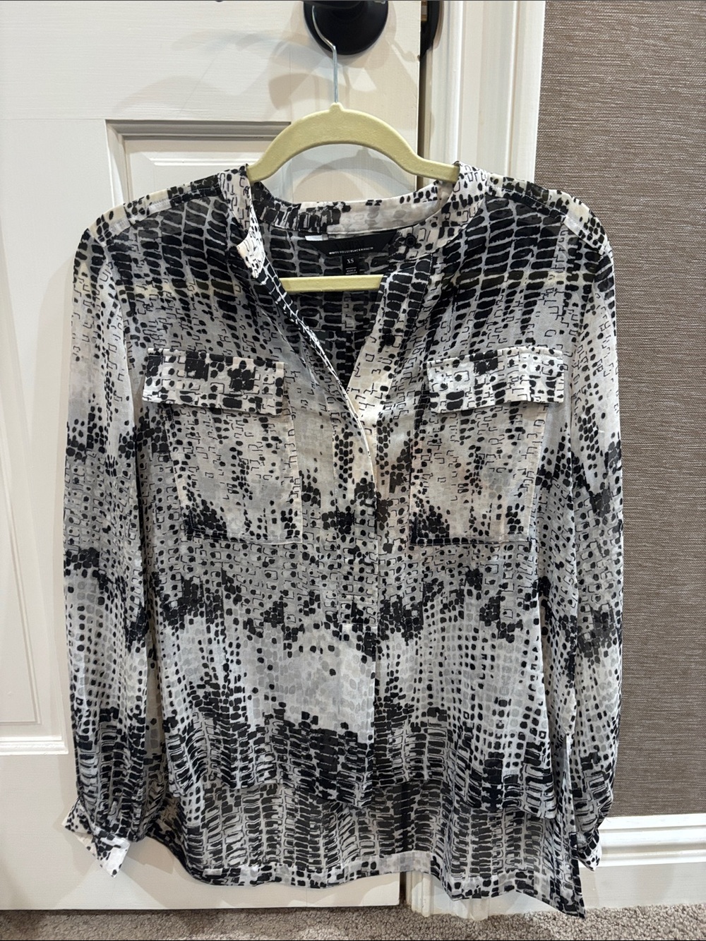 White House Black Market Black & White Abstract Dot-Print Long-Sleeve Blouse